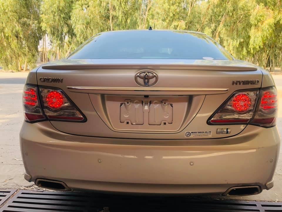 Toyota-Crown-Hybird