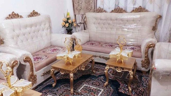 تخت خواب دو نفره با میز ارایش و وچوکی و میز کنار تخت کامل نو