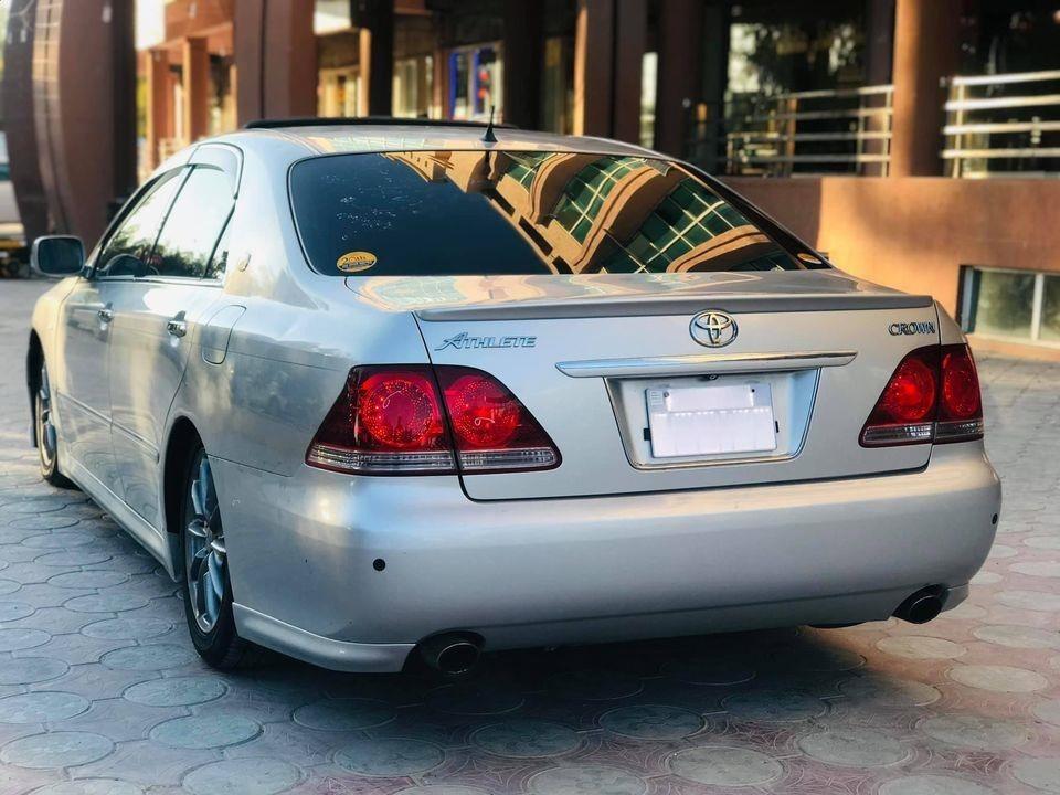 Toyota-Crown-Atlete