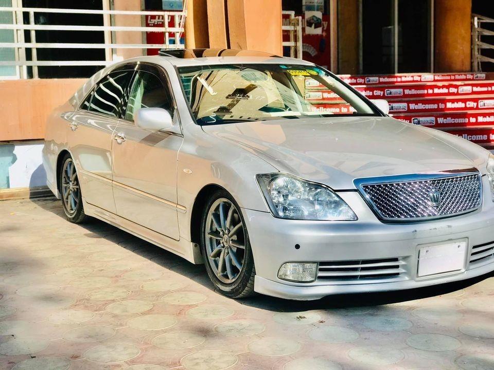 Toyota-Crown-Atlete