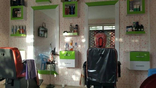 یڪــ باب دوڪان آرایشگــاه با تمام وسایل به فروش میرسد ..تماس