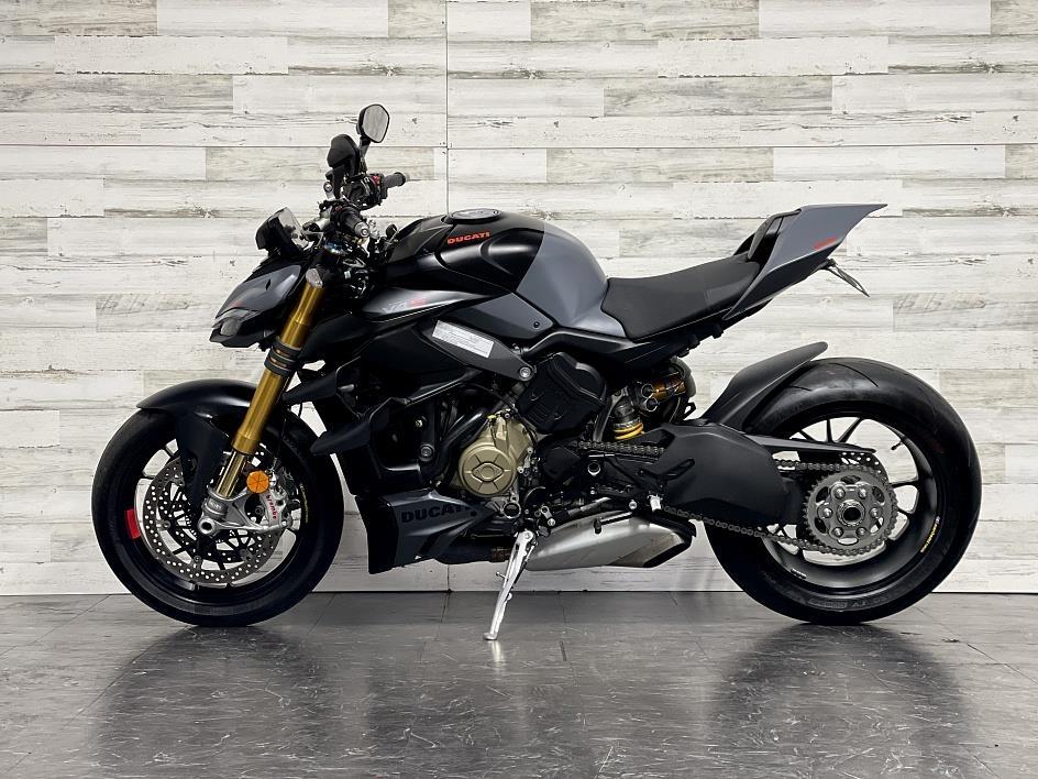 2023-Ducati-street-firter-V4S