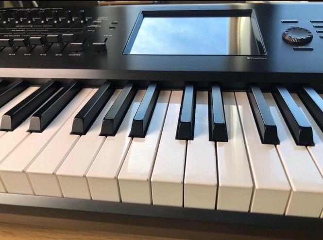 Korg Kronos-88 + Tasche. In sehr gute Zustand! Ohne Kratzer!