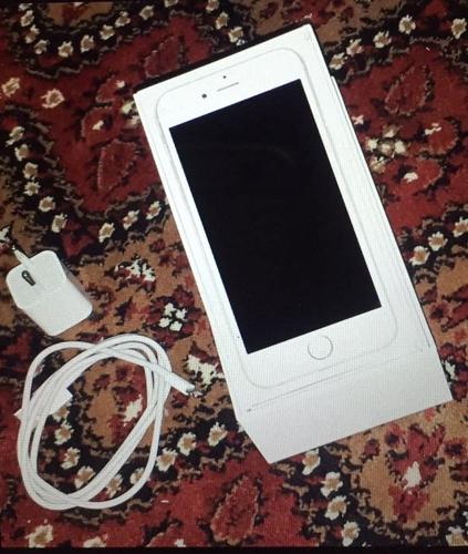 ایفون سکس. 64 جی بی. بسیار نو. همرای کارتن و گوشک