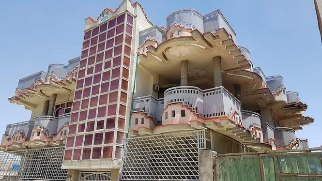 تعمیر کانکریتی سه منزله . که در سه بسوه اعمار گردیده....!