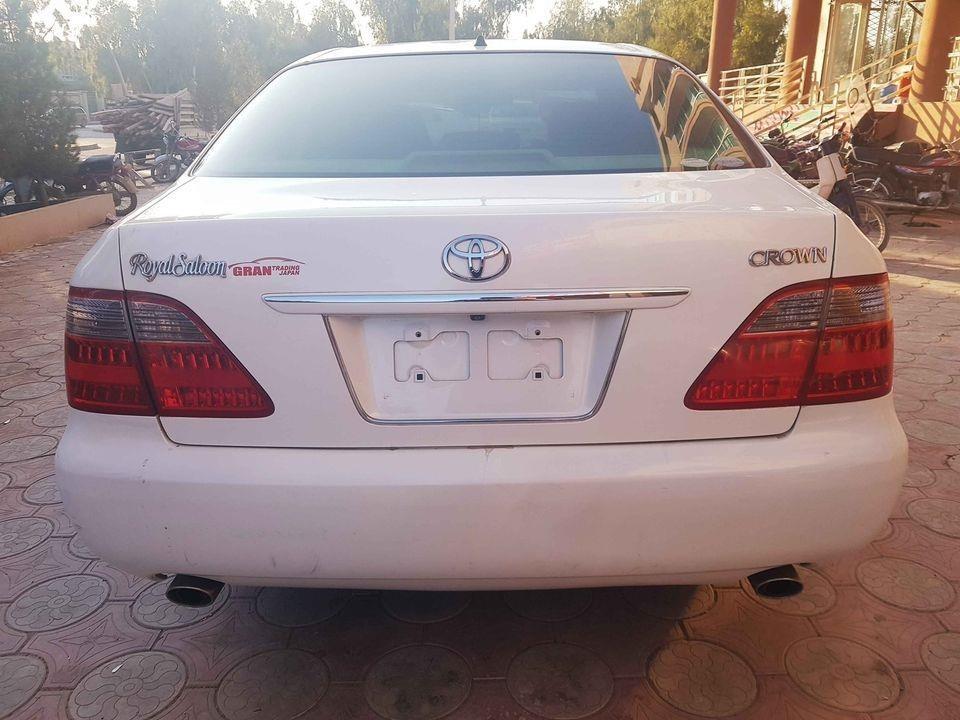 Toyota-Crown-Royal-saloon