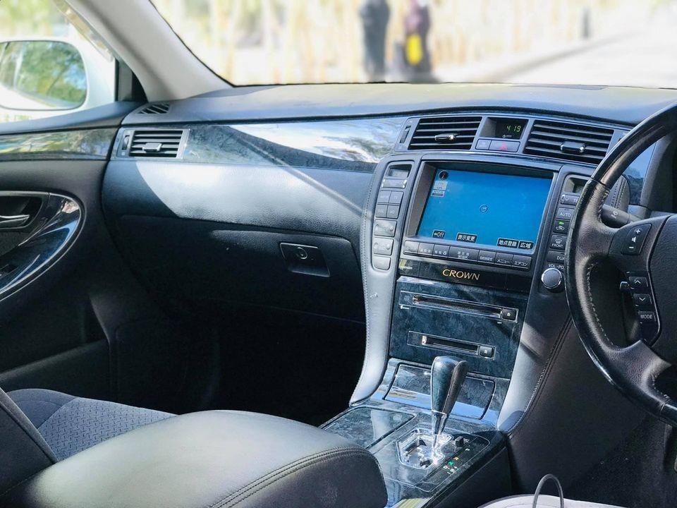 Toyota-Crown-Atlete
