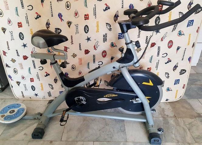 بایسکل ورزشی کاملا" ثابت در حد نو 0729795600