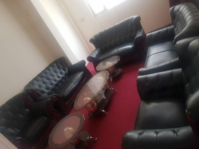 یک سیت کوچ 8 نفره کاملا"ثابت در حد نو همراه با 3 میز 07297