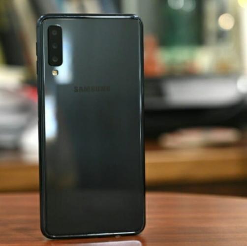 فروش عاجل یک عدد مبایل A7-2018 4GB Ram 128GB حافظف