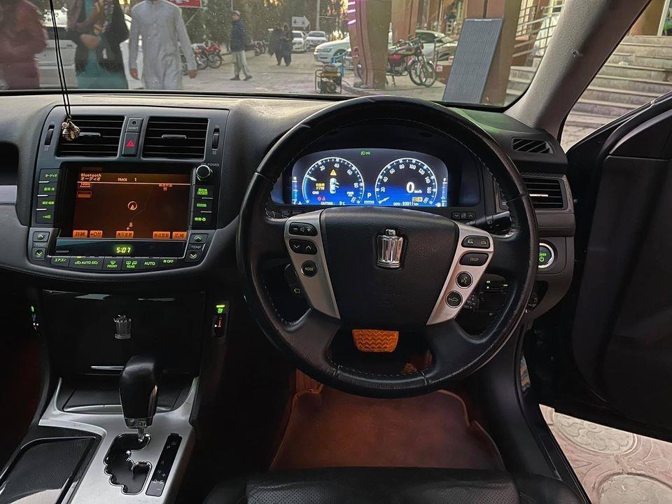 Toyota-crown-2010