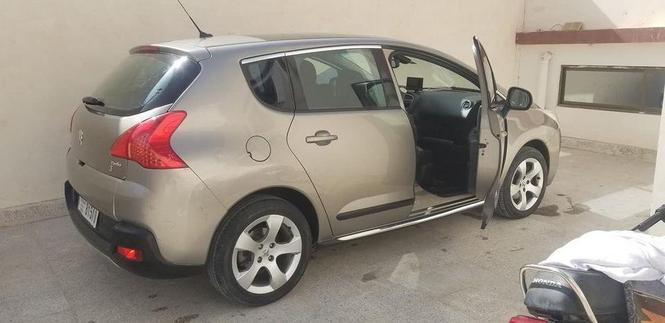 وم:peugeot ماډل 2010 رنګ نقریی څلورسلندره پطرول اتومات 07066