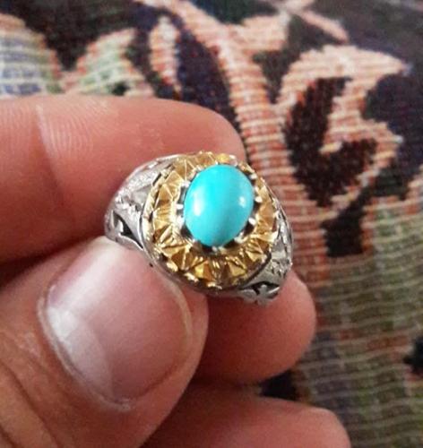 فیروزه نیشاپوری اصلی است رویش آب طلا داره. رکاب دست ساز