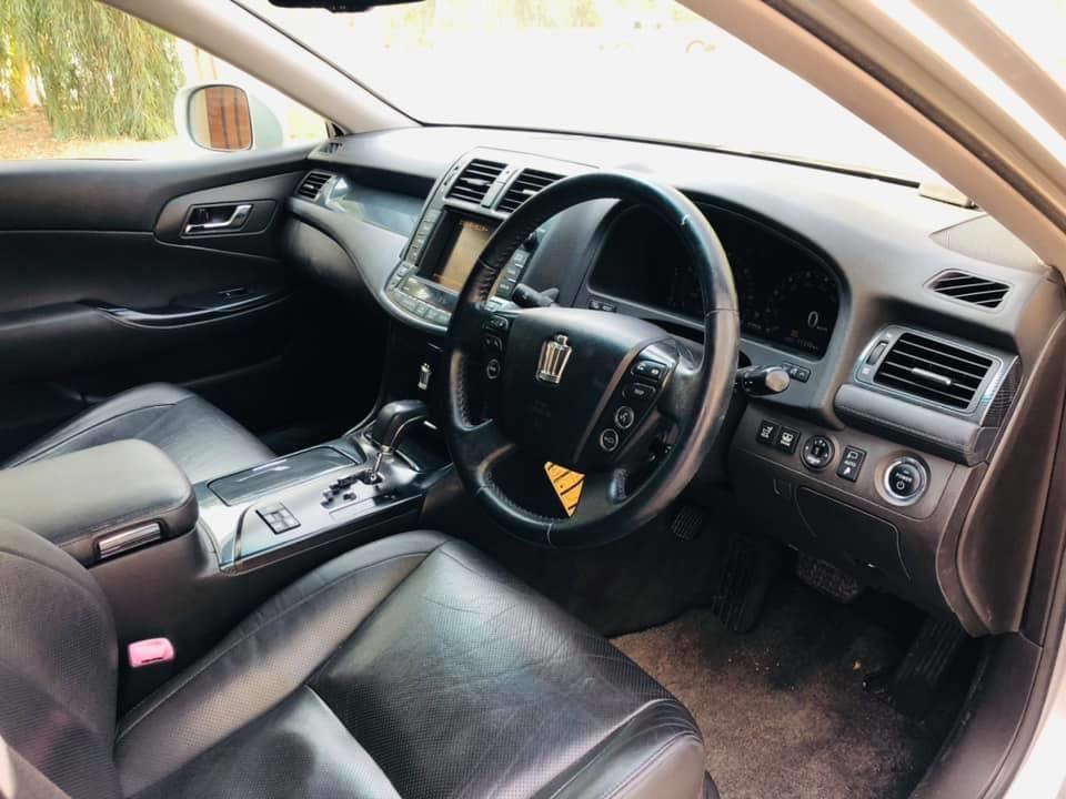 Toyota-Crown-Hybird