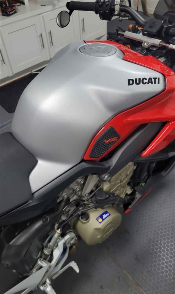2020-Ducati-street-firter-V4S