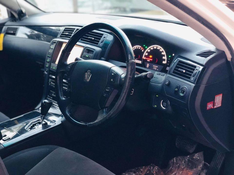 Toyota-Crown-Atlete