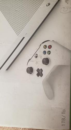 یک Xbox one s فروشی همرای کارتنش 1tb 17 game 2 Joystick