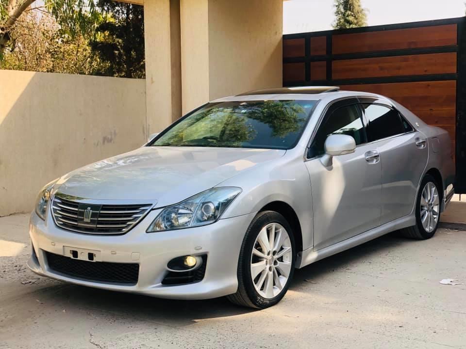Toyota-Crown-Hybird