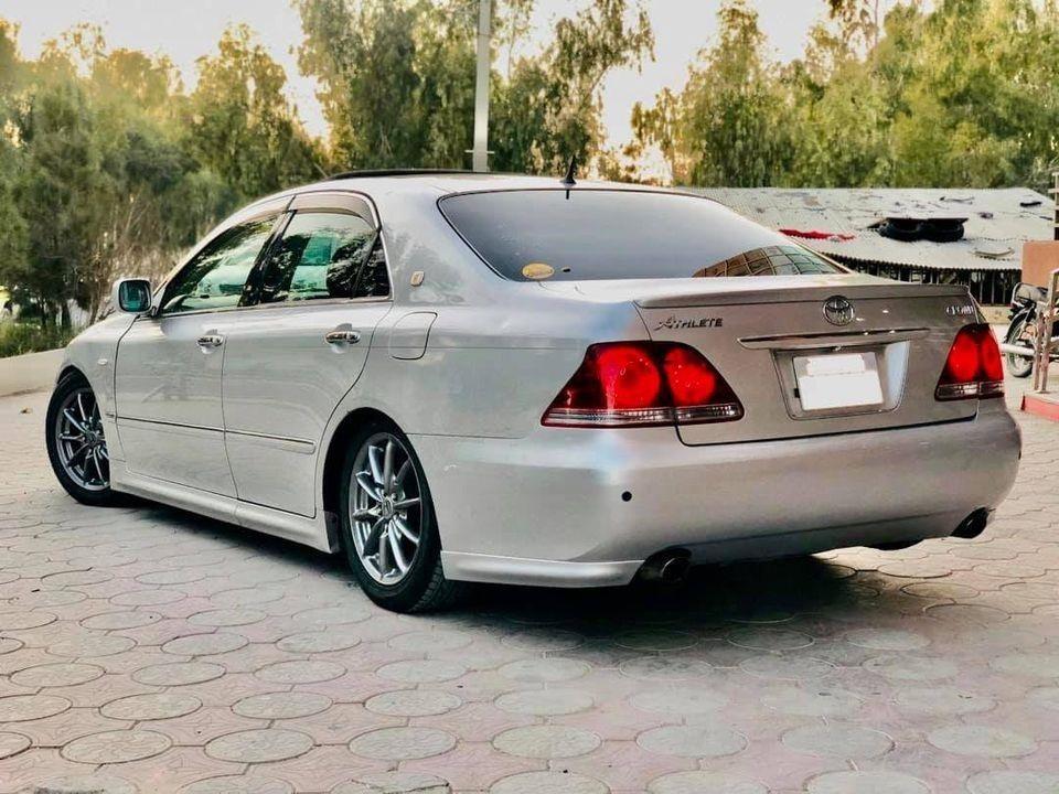 Toyota-Crown-Atlete
