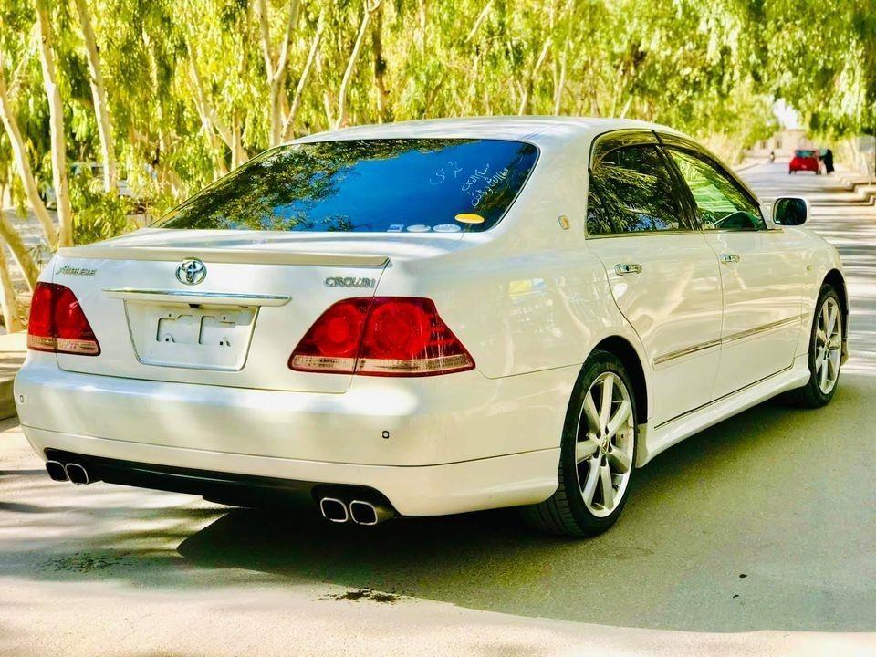 Toyota-Crown-Atlete