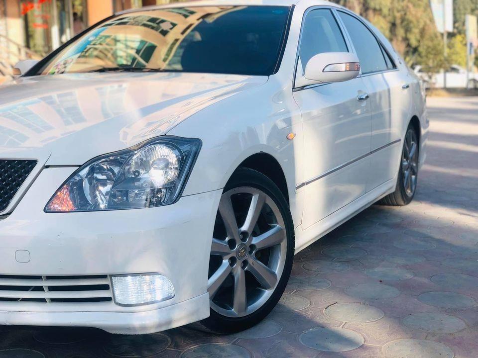 Toyota-Crown-Atlete