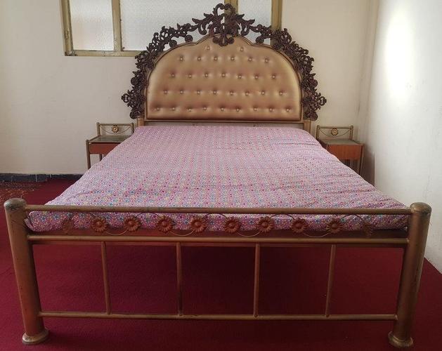 تخت خواب دو نفره کاملا" ثابت در حد نو 072795600