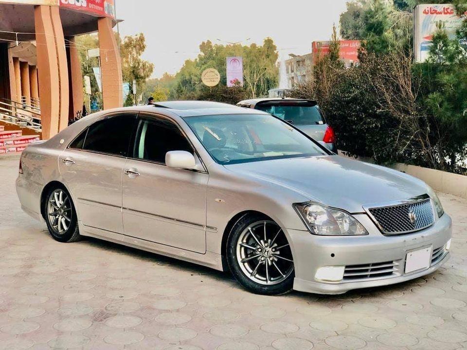 Toyota-Crown-Atlete
