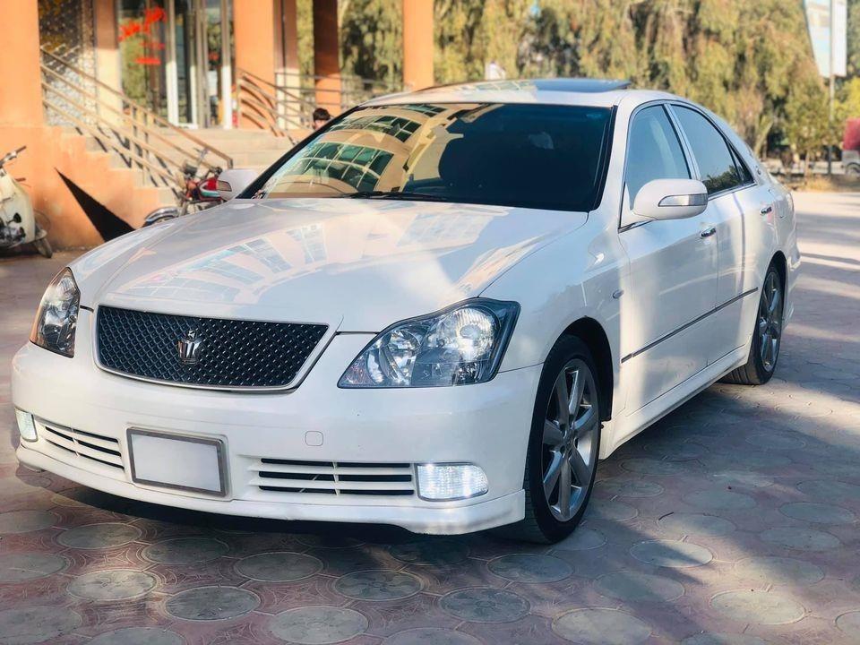 Toyota-Crown-Atlete