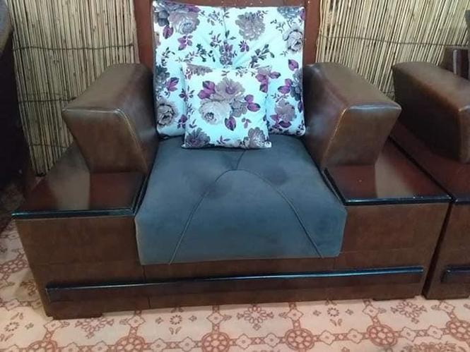 یک سیت کوچ ۷ تفره همراه سه میز