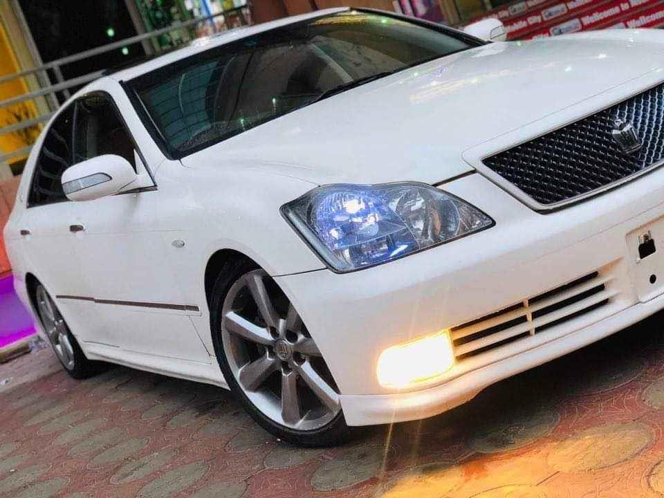 Toyota-Crown-Atlete