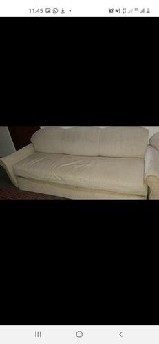یک ست کوچ به همرای یک میز فروشی عاجل