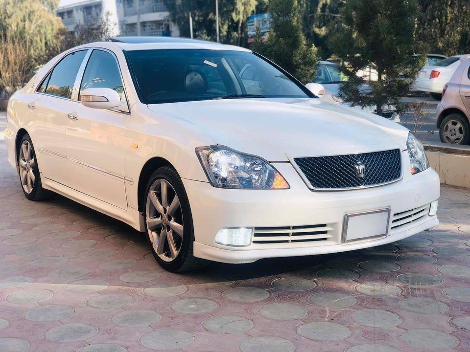 Toyota-Crown-Atlete