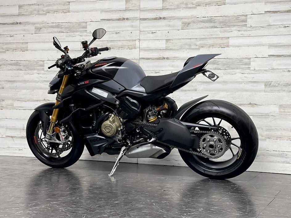 2023-Ducati-street-firter-V4S