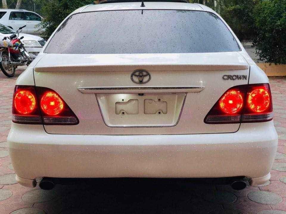 Toyota-Crown-Atlete