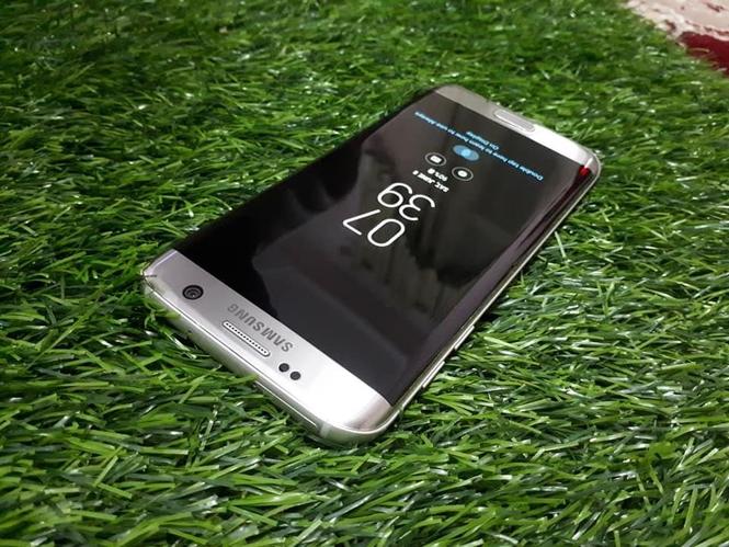 Galaxy s7 edge very new used of america 1 sim and exchange 0