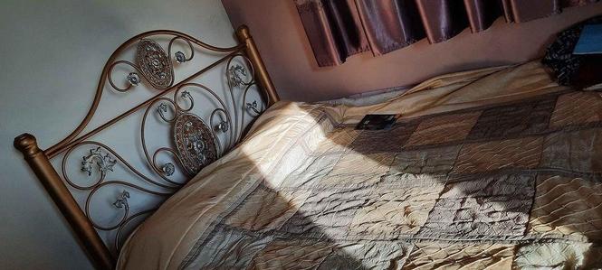 تخت خواب دو نفره همراه با میز آرایش برای فروش