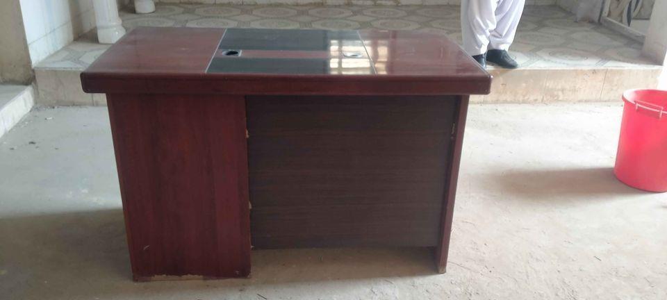 دفتری-میزونه-سرخی-چوکۍ