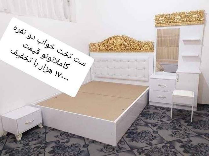 تخت خواب دو نفره با میز ارایش و وچوکی و میز کنار تخت کامل نو