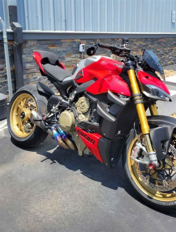 2020-Ducati-street-firter-V4S