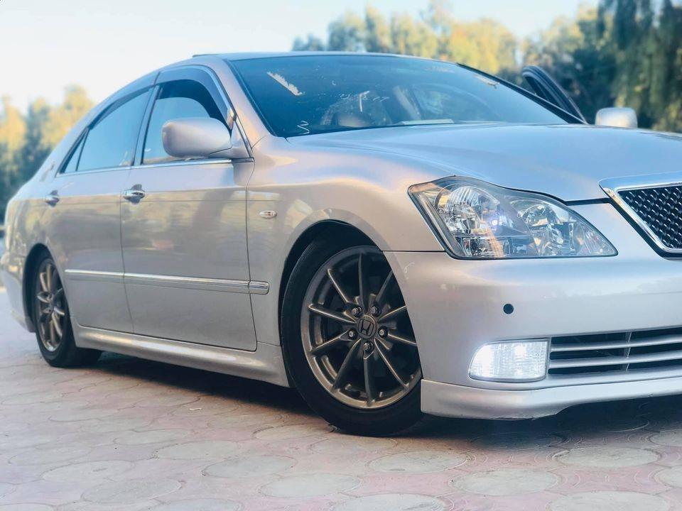 Toyota-Crown-Atlete