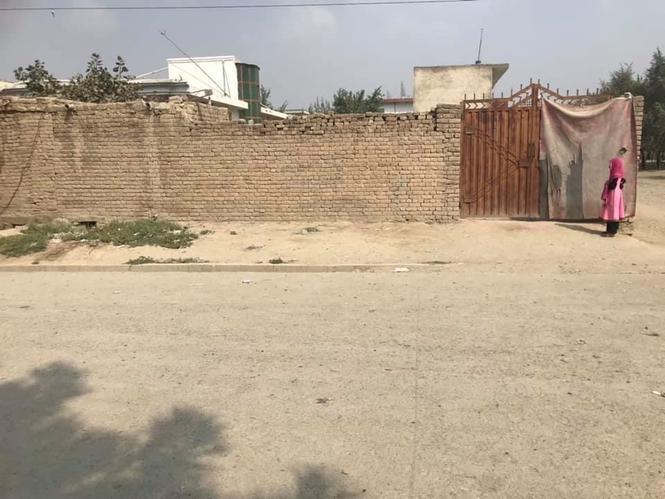 يك نمره زمين در ساحه تجارتي هم جوار مكتب موقيت بلاك ١٠ احمد