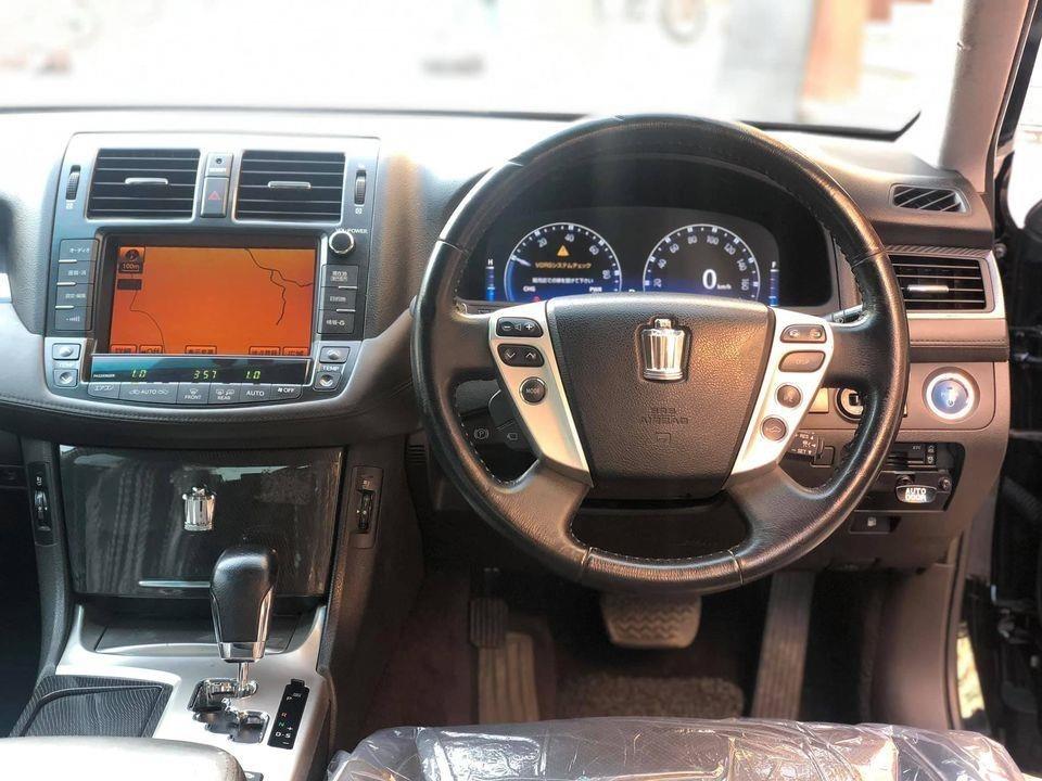 Toyota-hybrid-crown-2010