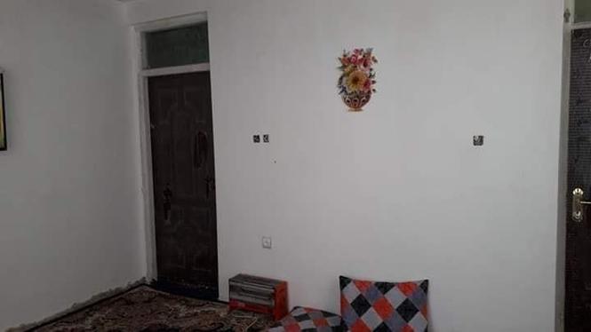حویلی گرویی دارای ۴ اتاق، ۲ آشپزخانه، ۴ حمام، ۴ تشناب، آب، ب