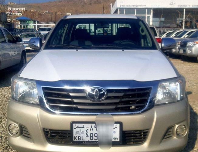موتر فروشی Hilux مودل ٢٠١٢ گیر دیزل رنگ طلایی