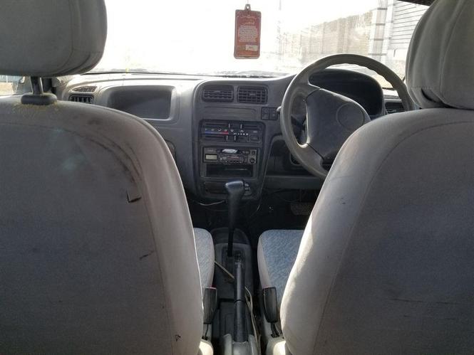 یوه عراده ویکسار دوې دروازې روغ غټ ماشین