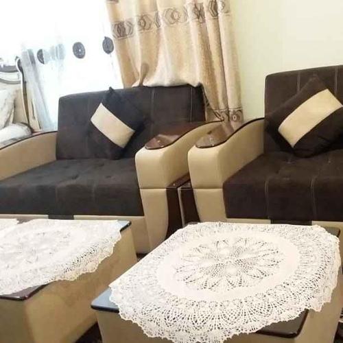 یک سیت کوچ هفت نفره مکمل با میز. کمتر استفاده شده تقریبا جدی