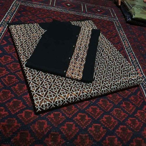 لاسی خامکی غاړه په تور رنګ کی