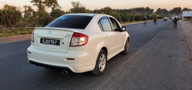 سوزاکی sx4 بدون کات ثابت وتمیز