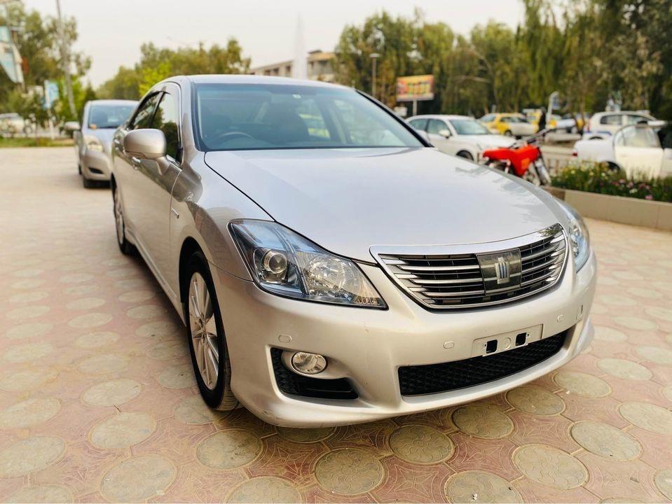 Toyota-Crown-hybrid
