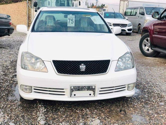 کرون اتلیت 3000cc پلوایت رنگ لیدر سیت صندروف داره په بتن چ